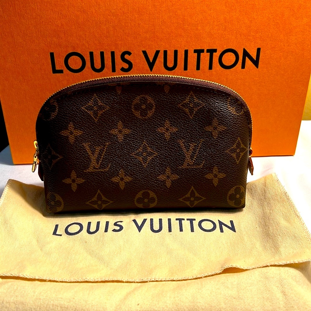 🔥 💯 Authentic Louis Vuitton Cosmetic Case